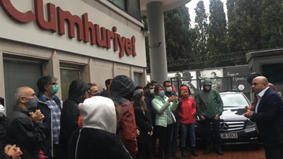 Aykut Küçükkaya işten çıkarılan 8 kişiye destek verdi