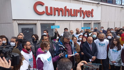 Gazeteciler Cumhuriyet önüne eylem yaptı