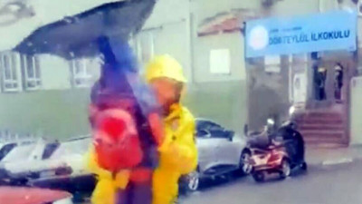 Polis fırtınada yürüyemeyen öğrenciyi kucağında taşıdı. Yürek ısıtan hareket