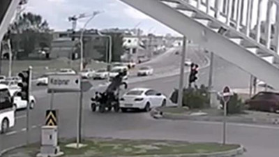 Otomobille kafa kafaya gelen at şaha kalkarak ölümden döndü