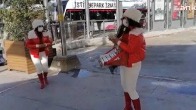 Yılbaşı biletlerini ilgi düşük olunca biletleri Noel Baba kıyafetiyle mankenler satacak