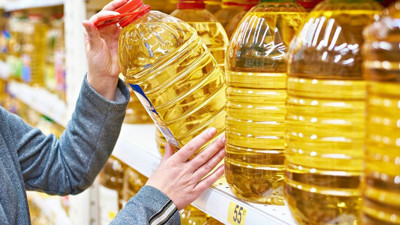 Çekilişle ayçiçek yağı dağıtılmaya başlandı. Ne günlere kaldık