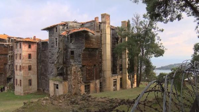 Lüks binaların çatıları uçtu, kaplamaları söküldü... Çökme tehlikesi bulunan 123 yıllık bina fırtınayı hasarsız atlattı