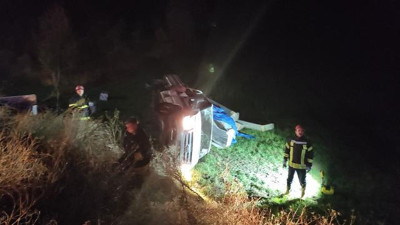 Manisa'da kamyonet şarampole devrildi: 3 yaralı