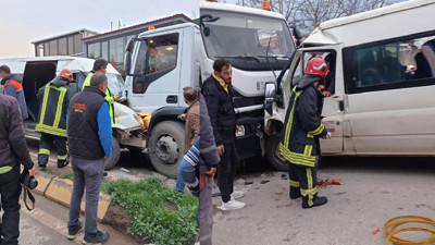Minibüs ile temizlik aracı çarpıştı, çok sayıda yaralı var