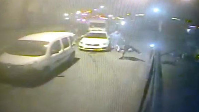 Bir taksici dehşeti daha. Taksicinin ittiği kadın az daha canından oluyordu