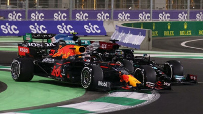 Formula 1'de Hamilton kazandı, şampiyonluk son yarışa kaldı