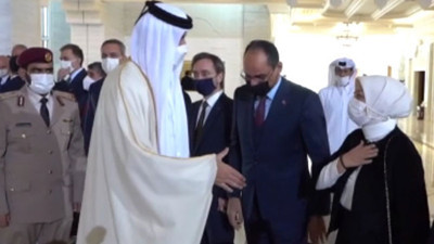 AKP'li Öznur Çalık, Katar Şeyhi Al Sani'nin uzattığı eli sıkmadı. Şeyhin eli havada kaldı