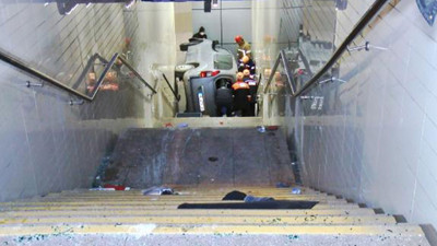 Araba metro istasyonuna uçtu. 2 kişi öldü şoför kurtuldu