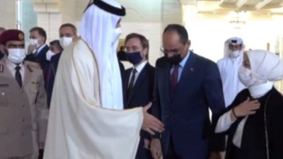 Katar Emiri Al Sani'nin eli havada bırakan AKP'li Çalık, Türkiye'de tokalaşıyor