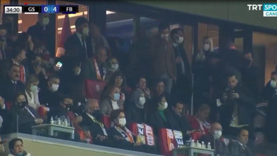 Galatasaray Fenerbahçe maçına giden Meral Akşener'in ismini TRT spikeri söyleyemedi