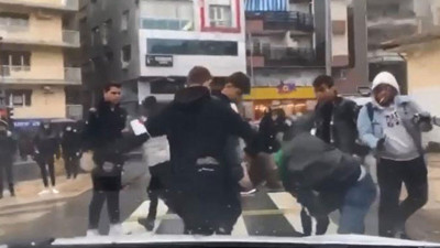 Liselilerin tekmeli yumruklu kavgası