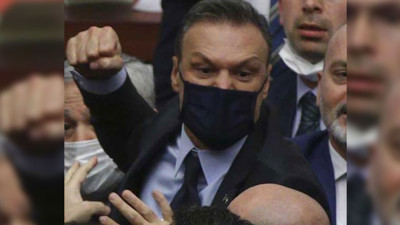 Ve karşınızda Alpay Balboa. Eye of the tiger Alpay. Sokakta kavga olsa ceza var Meclis’te olunca yok