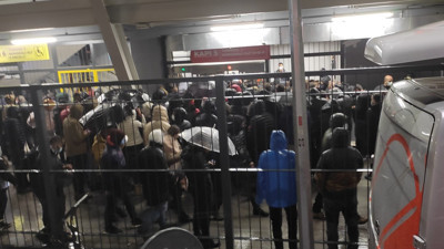 İzmir'de Alsancak stadının açılışında rezalet! Turnikeler bozulunca taraftarlar yağmur altında dışarıda kaldı