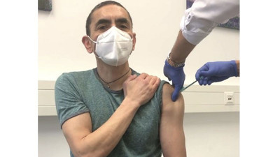 Uğur Şahin’den 'aşı olmadı' iddialarına fotoğraflı yanıt