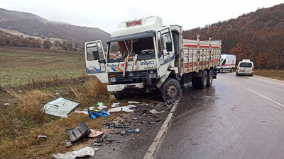 Kamyon ile çekici çarpıştı: 1 ölü