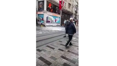 İstanbul'da skandal görüntüler. AKP'li Beyoğlu Belediyesi çöpleri İBB ekiplerine süpürdü