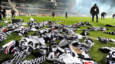 Real Betis taraftarları maç esnasından sahaya binlerce oyuncak attı. Beşiktaşlılar, Van depremzedeleri için aynısını yapınca ceza almıştı