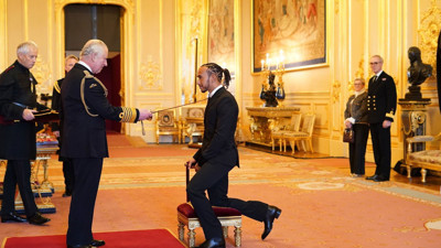 Formula 1 pilotu Hamilton, şövalye nişanını aldı