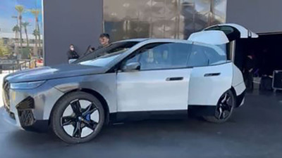BMW yeni arabasını tanıttı. Tek tuşla otomobilin rengi değişiyor