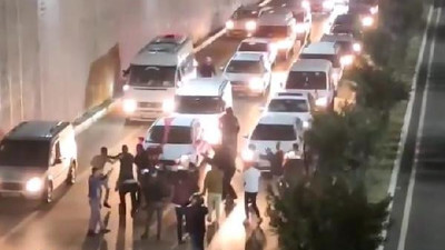 Düğün konvoyu yol kesip göbek attı