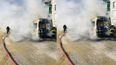Seyir halindeki minibüs birden alev aldı