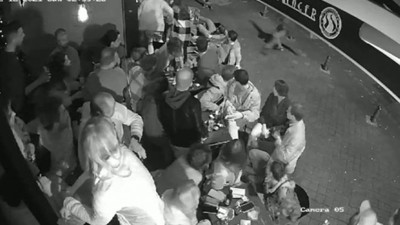 Ben Süpermen'im diyerek müşterilerin masalarına atladı. Almanya bizi kıskanıyor diyene inanıyorsunuz da bu adama niye gülüyorsunuz?