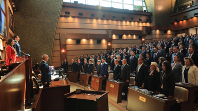 AKP ve CHP'liler birbirine girdi. İBB Meclisi'nde AKP'li Faruk Akkuş'tan skandal Türkan Saylan sözleri