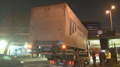 Çekicinin taşıdığı kamyon köprüye takıldı