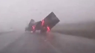 Kuvvetli rüzgar koca tırı devirdi