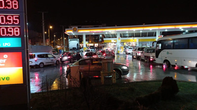 Zam öncesi Türkiye’nin dört bir yanından benzin kuyrukları. Bu görüntüler 1980 öncesine ait değil 2021 Türkiye’sinden