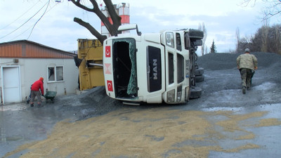 Küçükçekmece’de çakıl boşaltan kamyon devrildi