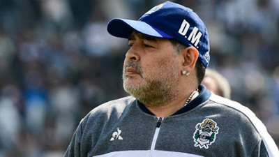 Maradona’ya büyük ayıp. İlk ücretiyle aldığı hediyeyi bile satıyorlar