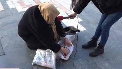 Pazarda ezik sebzeleri alan teyze isyan etti: Kurban olurum Atatürk'e bize güzel memlekete bıraktı ama memleketin her yeri satıldı