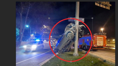Hızlı şoför yolu bitirip direğe tırmandı