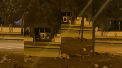 Şener Şen'in Çıplak Vatandaş filmi gerçek oldu. Çıplak vatandaş ''Zam... Zam... Zam...'' diyerek yürüdü