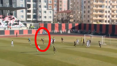 Vansporlu Hamza Küçükköylü kaleden kaleye harika bir gol attı! Eski Beşiktaşlı omuzlara alındı