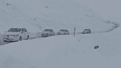 Muş’ta 15’i öğrenci, 50 kişi karda mahsur kaldı