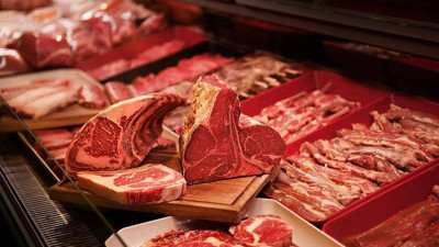 Derin konuların yazarı Tolga Şardan ucuz et satışında iki zincir marketin vurgununu ortaya çıkardı