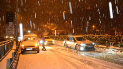 İstanbul'da kar yağışı: Vatandaşlar kartopu oynadı