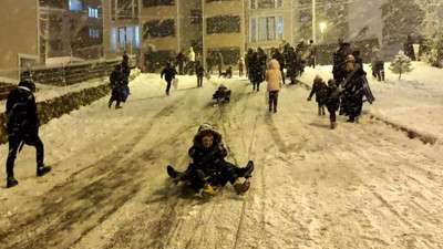 Karabük'te kar sevinci. Eline poşet alan çocuklar tepelere koştu