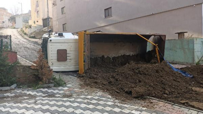 Pendik'te hafriyat kamyonu devrildi, yol kapandı
