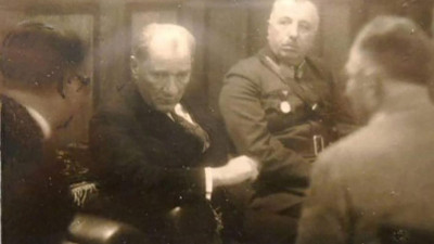 Atatürk'ün Kubilay şehit edildikten sonra İzmir Türk Ocağı'nda çekilen fotoğrafı