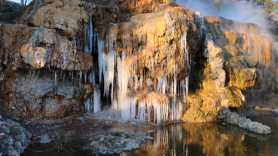 Sıcak su akan şelale dondu