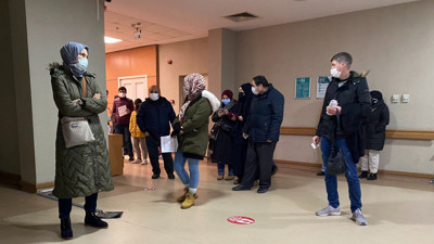 Salgınla böyle mi mücadele ediliyor. Test vermek için sabah 05.00'ten 08.30'a kadar beklediler