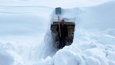 1800 rakımdaki köy kara gömüldü. Burada bir köy vardı uzakta