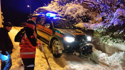 Karda evinde mahsur kalan hastayı kurtardılar