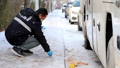 Eşini sokak ortasında bıçakladı.