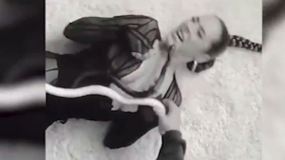 Genç şarkıcıyı klip çekiminde yılan soktu