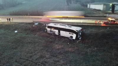 Otobüs 33 yolcusuyla tarlaya uçtu